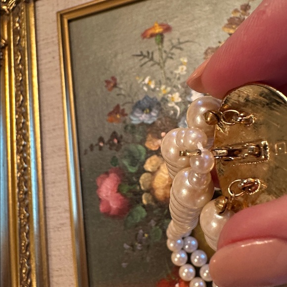 Elegant Avon Gold & Faux Pearl Enhancer closure on faux Pearl Necklace - Picture 6 of 8